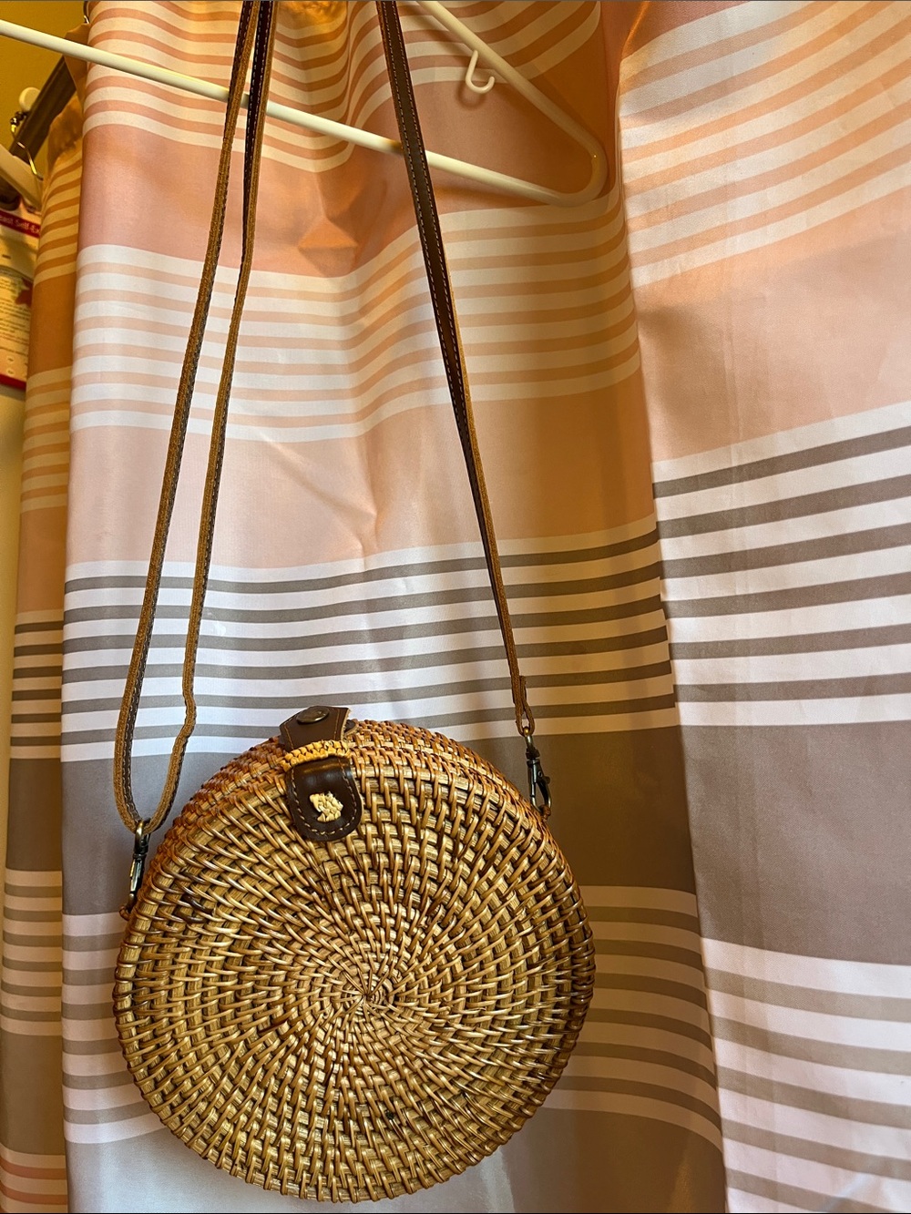 Summer Round Woven Crossbody Bag in Brown with Adjustable Strap clean pre owned